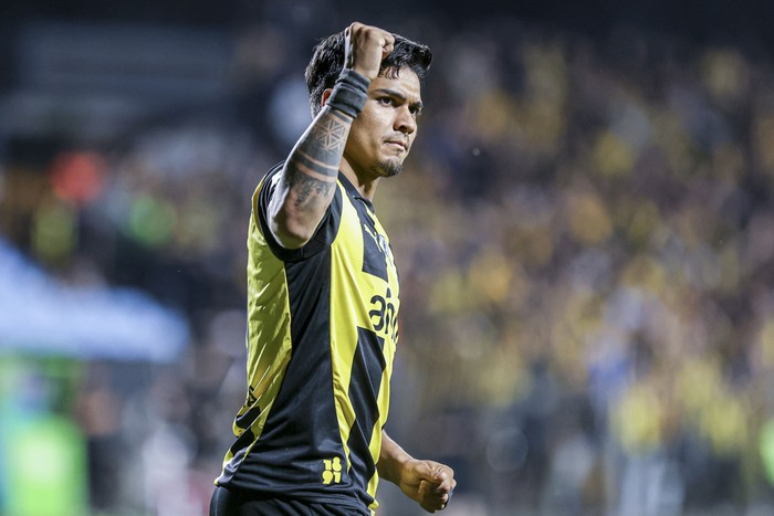 Matías Arezo, de Peñarol, tras convertir el primer gol a Defensor Sporting, el 15 de octubre, en el Parque Viera. · Foto: Rodrigo Viera Amaral