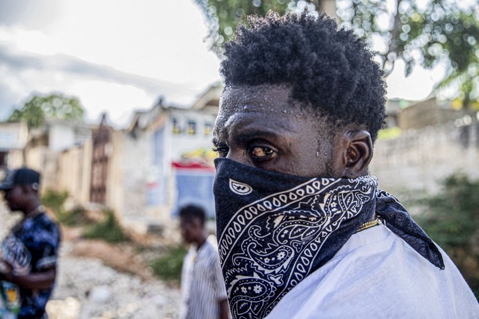 Pandilleros patrullan las calles del barrio de Mariani en Puerto Príncipe, Haití, el 6 de octubre de 2025. · Foto: Clarens Siffroy, AFP