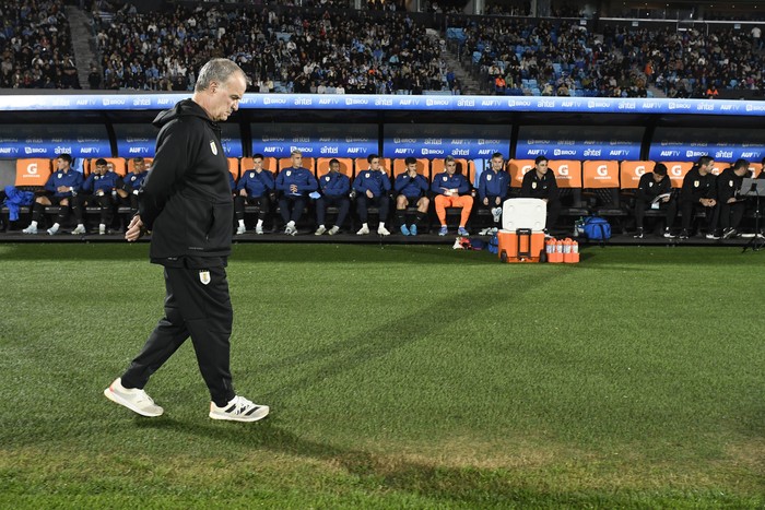 Marcelo Bielsa, el 15 de octubre, en el estadio Centenario. · Foto: Sandro Pereyra