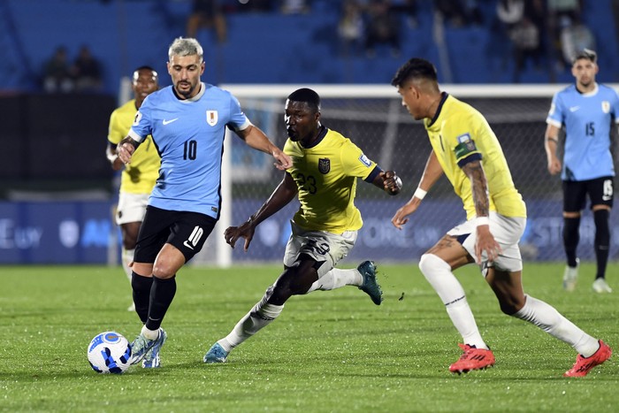 Giorgian de Arrascaeta, de Uruguay, y Moisés Caicedo, de Ecuador, durante el partido Uruguay-Ecuador en el estadio Centenario. · Foto: Sandro Pereyra