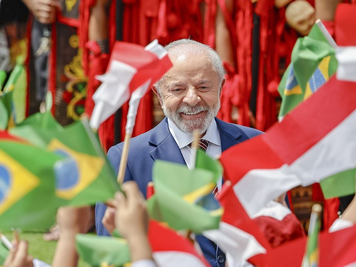 Luiz Inácio Lula da Silva, el 23 de octubre, durante la ceremonia oficial de llegada al Palacio Merdeka, en Indonesia. · Foto: Ricardo Stuckert, presidencia de Brasil