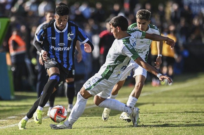 Kevin Amaro, de Liverpool y Santiago Otegui, de Plaza Colonia, el 20 de abril, en el estadio Belvedere. · Foto: Alessandro Maradei