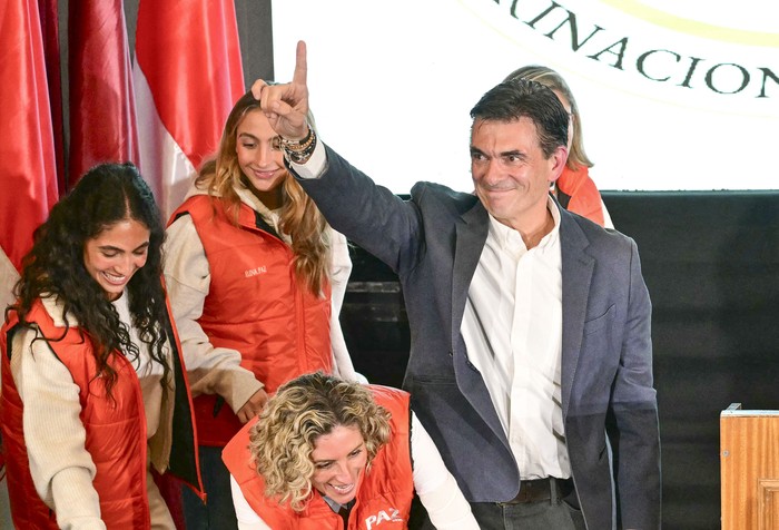 Rodrigo Paz, celebra tras los resultados de la segunda vuelta de las elecciones presidenciales, el 19 de octubre, en La Paz. · Foto: Martin Bernetti / AFP