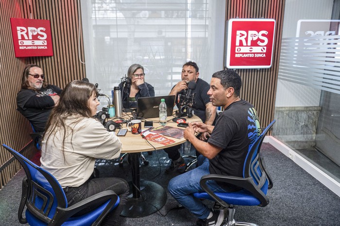 William Vilches, Lourdes Otero, Washington Otton y Cristian Techera, en Radio Sunca. · Foto: Alessandro Maradei