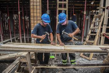 Foto principal del artículo 'Día de la Construcción: “un sector dinamizador que mueve al resto de la economía”, y que “paga buenos salarios”, dijo el presidente Yamandú Orsi' · Foto: Gianni Schiaffarino
