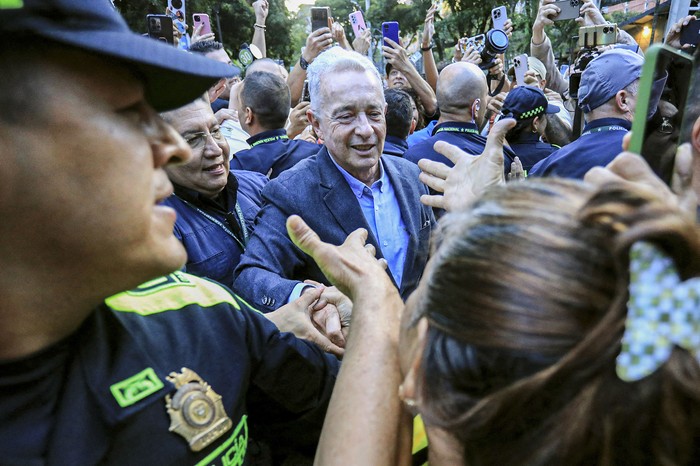 Álvaro Uribe Vélez, tras ser liberado de su arresto domiciliario en Sabaneta, el 20 de agosto, en Colombia. · Foto: Jaime Saldarriaga, AFP