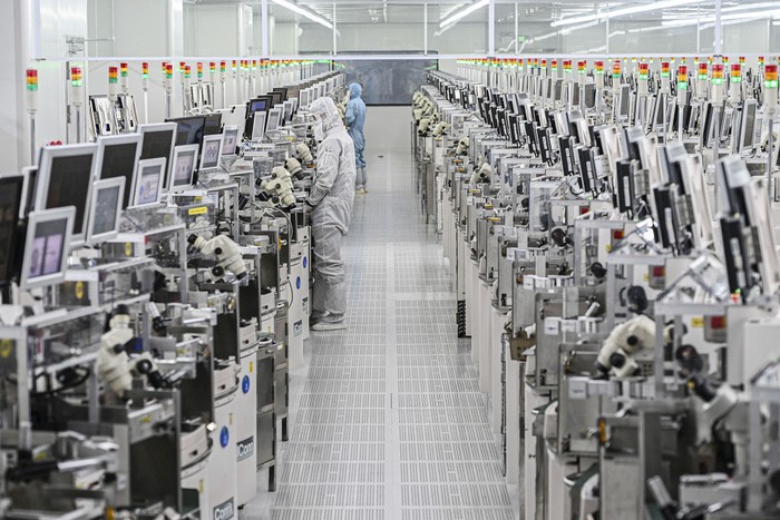 Técnicos trabajan en equipos de procesamiento de chips en una planta de fabricación de semiconductores, el 21 de octubre, al este de China. · Foto: AFP Técnicos trabajan en equipos de procesamiento de chips en una planta de fabricación de semiconductores, el 21 de octubre, al este de China. · Foto: AFP