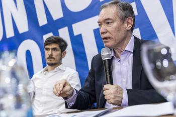Gustavo González y Martín Vallcorba, el 21 de octubre, en el local de Fuerza Renovadora. · Foto: Rodrigo Viera Amaral