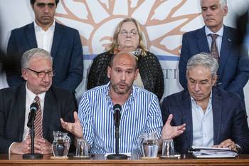 José Luis Satdjian, Graciela Bianchi, Rodrigo Goñi, Gerardo Sotelo, Martín Lema y Robert Silva, el 22 de octubre, en el Parlamento. · Foto: Alessandro Maradei