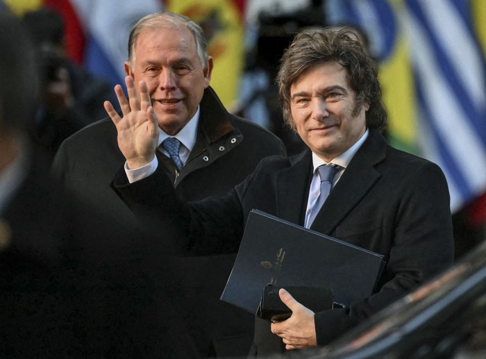 Javier Milei y Gerardo Werthein, a su llegada a la 66ª Cumbre de Líderes del Mercosur y Estados Asociados, el 3 de julio,  en el Palacio San Martín de Buenos Aires. · Foto: Luis Robaya, AFP