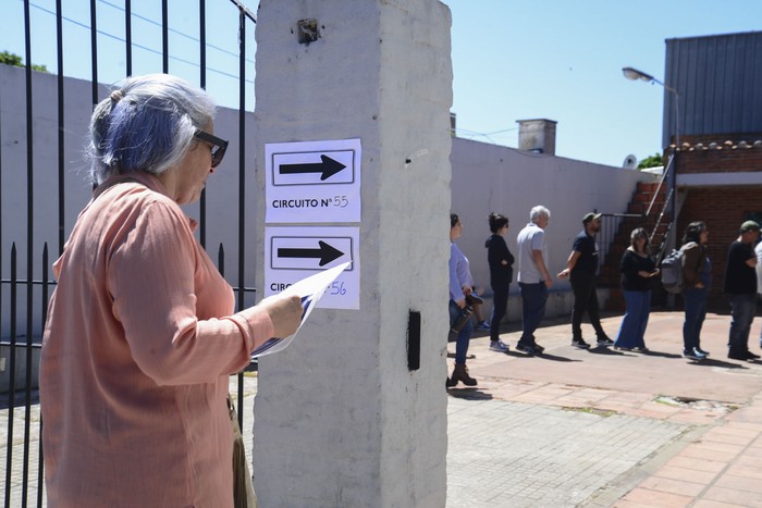 Durante la votación, en un circuito de Maldonado. · Foto: Natalia Ayala