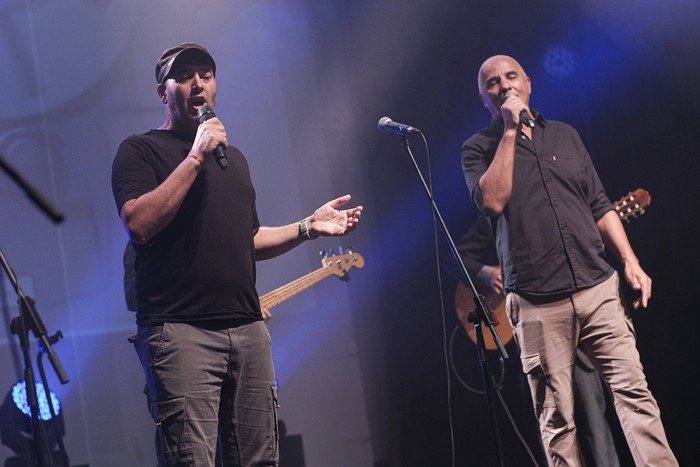 Emiliano Muñoz y el Zurdo Bessio durante una actuación en la sala Zitarrosa. · Foto: Pablo Vignali