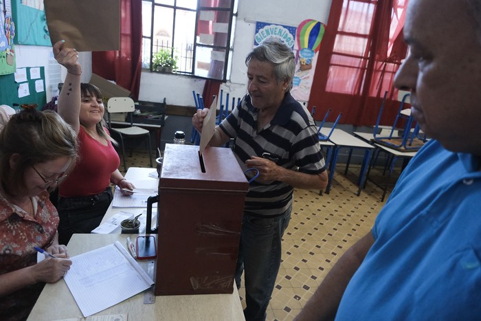 Durante las elecciones presidenciales de segunda vuelta, en la escuela n° 149, en el barrio Cerro de Montevideo (archivo, octubre de 2024). Foto: Pablo Vignali