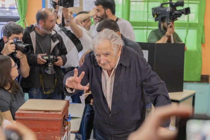 Votación de José Pepe Mujica en la escuela Turquía · Foto: Laura Sosa