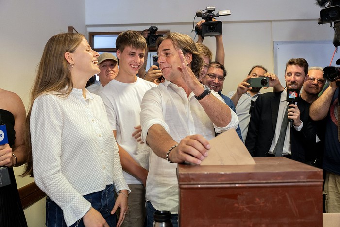 Luis Lacalle Pou vota en el IFD Juan Amós Comenio, de Canelones. · Foto: Laura Sosa