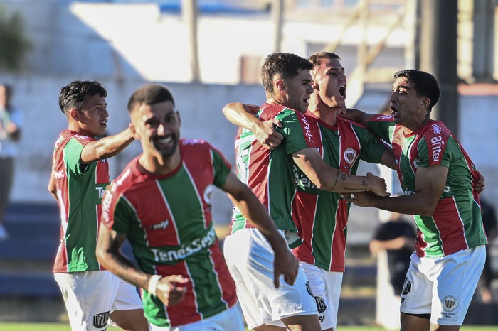 Enzo Siri (segundo de derecha a izquierda), de Colón, celebra su gol ante Juventud de Las Piedras, el 29 de noviembre, en el estadio Parque Artigas de Las Piedras. · Foto: Mara Quintero