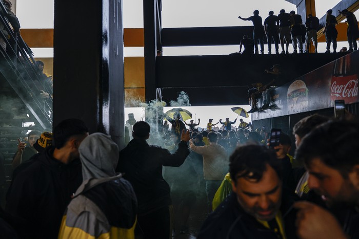 Hinchas de Peñarol, el 1º de diciembre de 2024, en el estadio Campeón del Siglo. · Foto: Ernesto Ryan