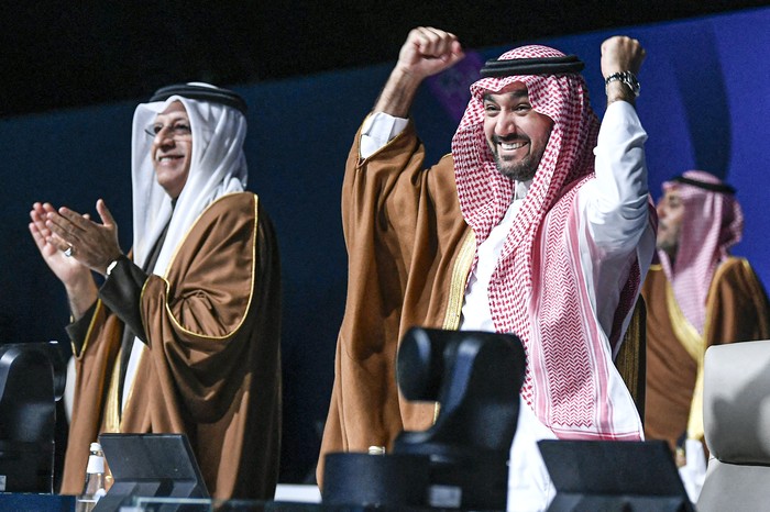 El presidente de la Confederación de Fútbol de Asia, el jeque Salman bin Ibrahim al-Khalifa, y el ministro de Deportes y Juventud de Arabia Saudita, Abdulaziz bin Turki al-Faisal al-Saud, celebran después de que Arabia Saudita fuera confirmada como sede del Mundial de 2034 durante una ceremonia, en la capital, Riad, el 11 de diciembre de 2024. · Foto: AFP