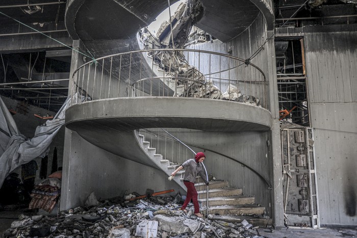 Un niño camina entre los escombros tras el bombardeo israelí, el 11 de diciembre de 2024, en el Centro Cultural Rashad al-Shawa de la municipalidad de Gaza. · Foto: Omar Al-Qattaa, AFP