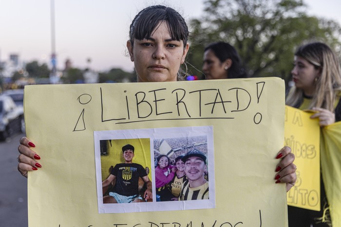 Familiares de hinchas detenidos en Brasil, se manifiestan en las afueras del estadio Centenario (archivo, octubre de 2024). · Foto: Ernesto Ryan