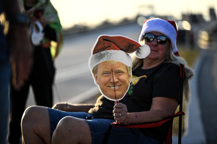 Simpatizante de Donald Trump, el 5 de diciembre, próximo a su residencia en Palm Beach, Florida. · Foto: Chandan Khanna, AFP