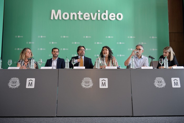 Tamara Fagúndez, Claudio Visillac, Mauricio Zunino, Solana Quesada, Francisco Benavides y Nancy Lema, durante el lanzamiento del fondo Comunidad Despierta, el 7 de diciembre, en la Intendencia de Montevideo. · Foto:  Santiago Mazzarovich, Intendencia de Montevideo 