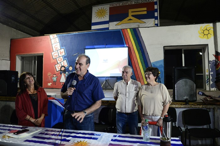 Óscar de los Santos, Eduardo Antonini y Susana Hernández, el 12 de diciembre, durante el Plenario en la Casa del Frente Amplio en Maldonado. · Foto: Natalia Ayala