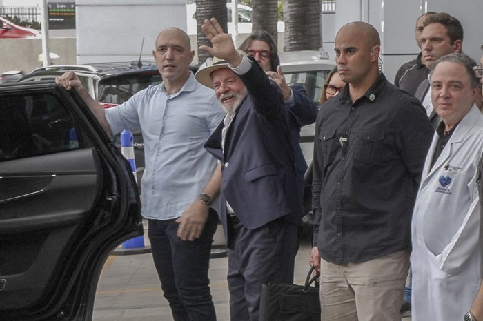 Luiz Inácio Lula da Silva, a la salida del Hospital Sirio-Libanés, el 15 de diciembre, en San Pablo · Foto: Carlos Fabal, AFP