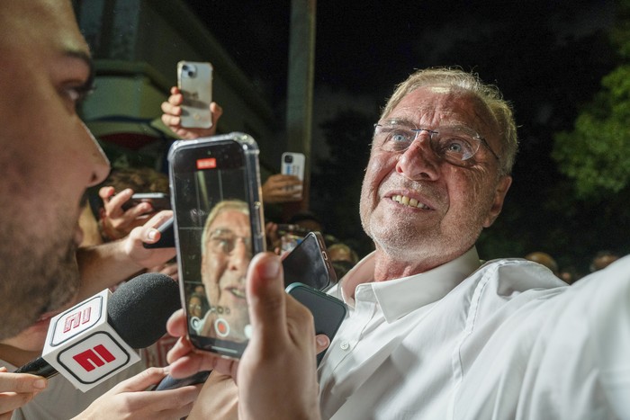 Ricardo Vairo, tras el escrutinio, el 14 de diciembre, en las afueras del Gran Parque Central. · Foto: Laura Sosa