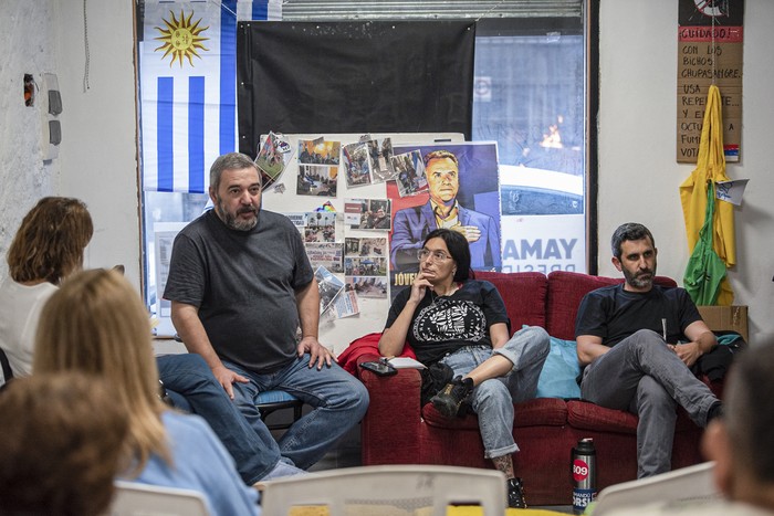 Mario Bergara, Micaela Melgar y Daniel Caggiani, el 15 de diciembre, en el comité Las Bóvedas · Foto: Gianni Schiaffarino