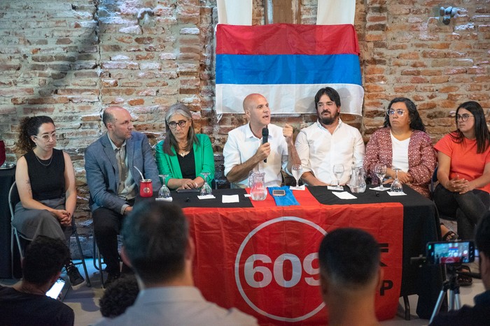 Inés Cortés, Sebastián Sabini, Lucía Etcheverry, Francisco Legnani, Pedro Irigoin, Margarita Libschitz y Estefanía Díaz, el viernes 13 de diciembre, en Canelones. · Foto: Gianni Schiaffarino, Comunicación MPP