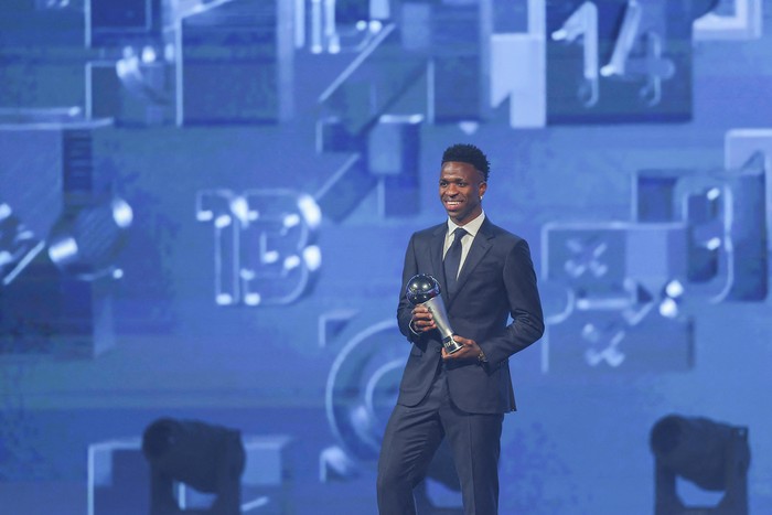 Vinícius Junior, el 17 de diciembre, durante la ceremonia de los premios Best que otorga la FIFA, en Doha. · Foto:  Karim Jaafar, AFP