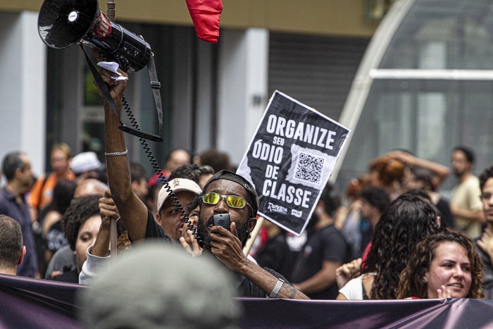 Protesta pide el fin del horario de trabajo 6x1 en la avenida Paulista, en la región central de San Pablo, el 15 de noviembre, en Brasil. · Foto: Bruno Escolastico, AFP