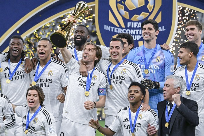 Luka Modric, celebra con sus compañeros, después del partido de fútbol final de la Copa Intercontinental de la FIFA 2024 entre el Real Madrid  y el Pachuca, el 18 de diciembre, en el estadio de Lusail en Doha. · Foto: Mahmud Hams,  AFP