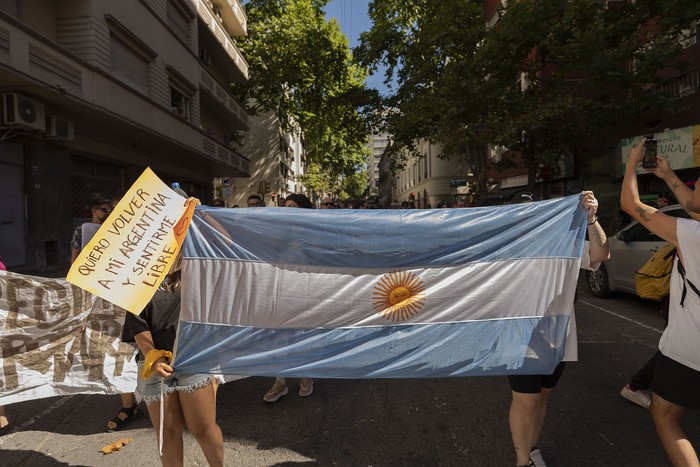 Marcha antifascista. Diversos colectivos marchan en contra del discurso de Milei, desde plaza Libertad hasta la embajada de Argentina. · Foto: Laura Sosa