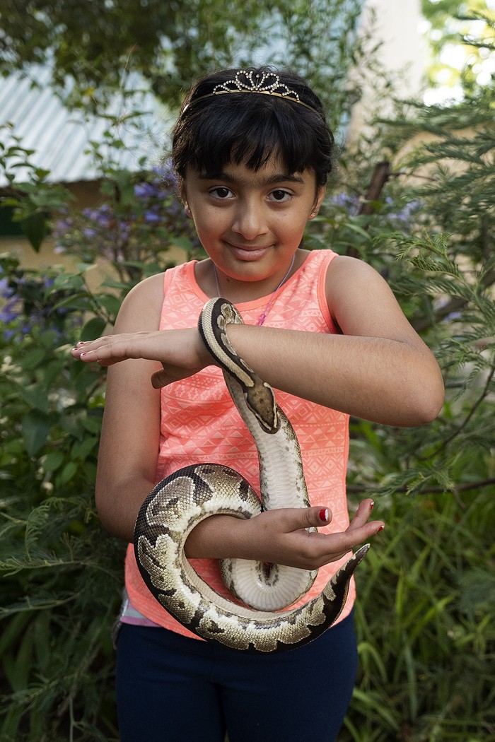 Yara con Max, pitón bola. · Foto: Alessandro Maradei