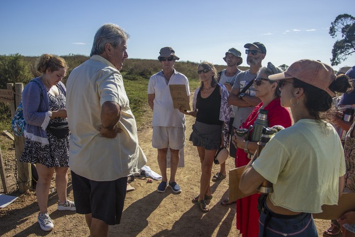 Enrique Antía, durante la manifestación de ambientalistas, el 3 de febrero, en el arroyo Maldonado. · Foto: Gabriel Rousserie