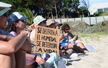 Vecinos reunidos, este domingo, en defensa del humedal del arroyo Maldonado por la construcción de una pista de picadas. · Foto: Natalia Ayala