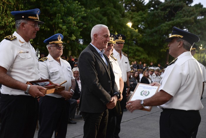 Carlos Negro y Víctor Trezza, el 11 de marzo, durante la ceremonia de imposición en el cargo de nuevas autoridades en la Jefatura de Policía de Maldonado. · Foto: Natalia Ayala