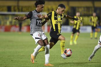 Anthony Sosa, de Miramar Misiones, y Leonardo Fernández, de Peñarol, durante el partido por la 11° fecha del Torneo Apertura, el 12 de abril, en el Estadio Campeón del Siglo. · Foto: Sandro Pereyra, Agencia Gamba