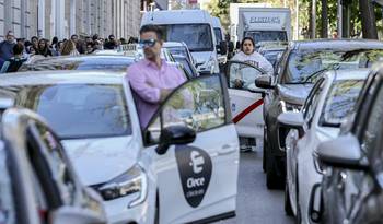 El centro de Madrid mientras el metro y los trenes quedaron totalmente fuera de servicio debido al apagón masivo, el 28 de abril, en España. · Foto: Thomas Coex, AFP