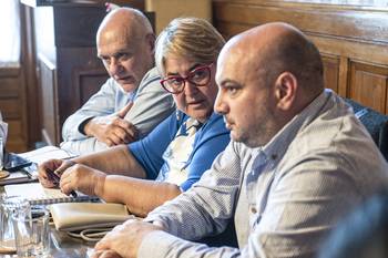 Daniel Marsiglia, Sandra Lazo y Damián Rojas, el 28 de abril, en el Parlamento. · Foto: Alessandro Maradei