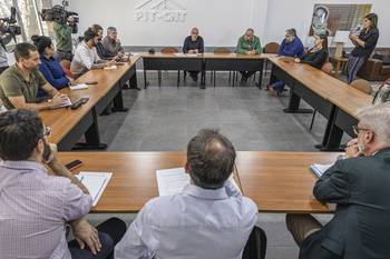 Durante la reunión, el 28 de abril, en la sede del PIT-CNT. · Foto: Rodrigo Viera Amaral