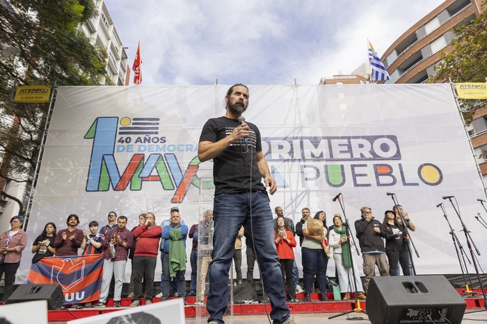 Sergio Sommaruga, durante el acto por el Día de los Trabajadores, sobre la avenida Del Libertador, en Montevideo. · Foto: Rodrigo Viera Amaral