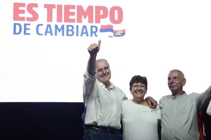 Óscar de los Santos, Susana Hernández y Eduardo Antonini, el 7 de mayo, durante el cierre de campaña, · Foto: Natalia Ayala