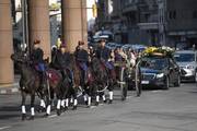 Llegada de la cureña con el féretro de José Mujica a Plaza Independencia.