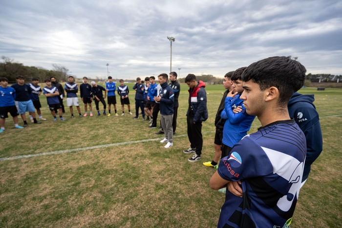 Adolescentes que están en el programa Pelota al Medio, en el complejo Azulgrana de Punta de Rieles. · Foto: Mara Quintero