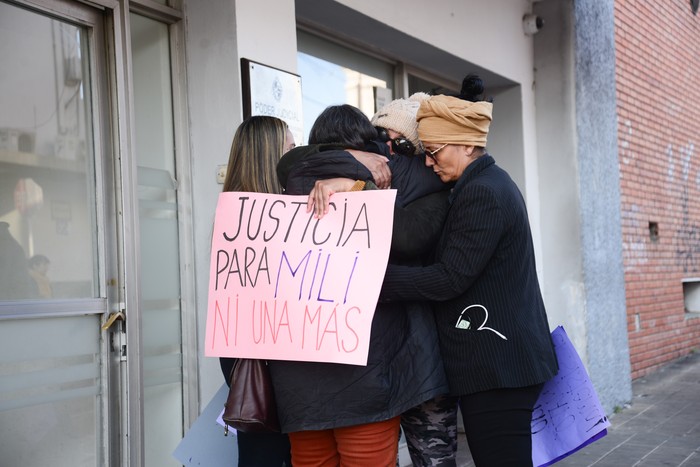 Familiares de Milagros Chamorro y Laura Cabrera, su madre, el 20 de junio, en la puerta del Juzgado de San Carlos, Maldonado · Foto: Natalia Ayala