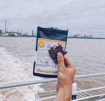 Foto principal del artículo 'Charquirizate, el snack carnívoro'