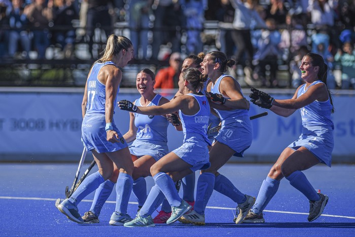 Jugadoras de Uruguay festejan tras convertir el primer gol a Chile, el 3 de agosto, en la Cancha Celeste. · Foto: Gianni Schiaffarino